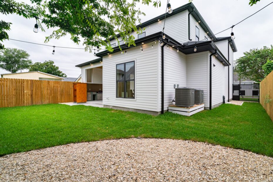 Spacious backyard view featuring a modern exterior and neat landscaping. (Photo by Chad Populis on Pexels)